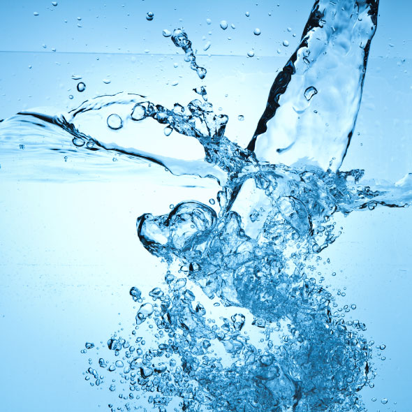 water gieten in water waardoor bubbels ontstaan