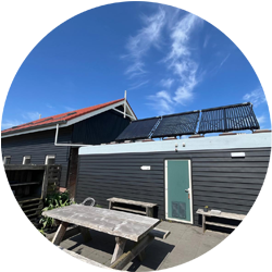 Remontec Heatpipes op het dak van het toiletgebouw van Camping Eindeloos in 't Zand.